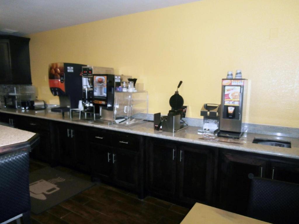 Americas Best Value Inn & Suites Thief River Falls Eksteriør billede